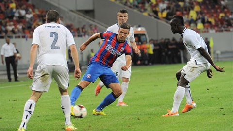 Alexandru Chipciu của Steaua Bucurest trong vòng vây các hậu vệ Stroemsgodset