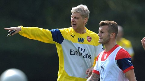 HLV Wenger dự định sẽ để Wilshere (phải) chơi ở vị trí tiền vệ phòng ngự trong mùa giải tới
