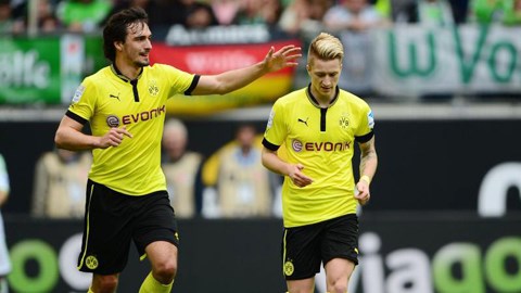 Reus (phải) và Hummels sẽ ở lại Dortmund ít nhất 1 mùa giải nữa