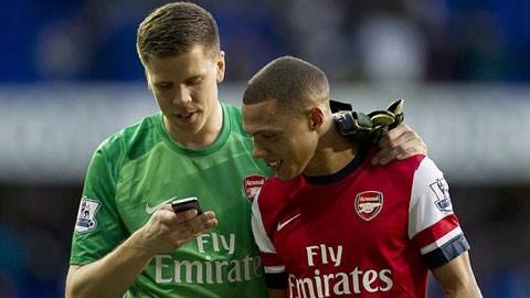 Thủ thành Szczesny và hậu vệ trái Gibbs