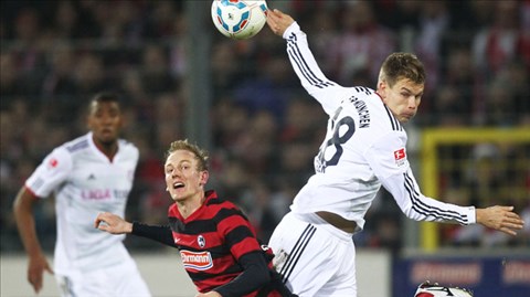 Với đội hình chắp vá, không dễ để Bayern (phải) thắng được M’gladbach