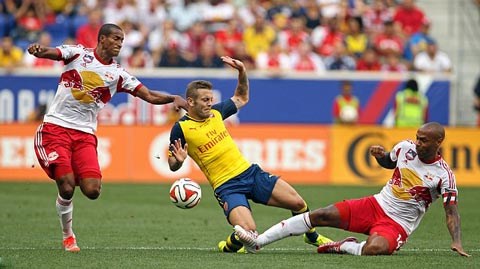 Wilshere và đồng đội thất bại trước đội bóng của đàn anh Henry