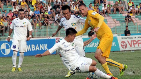 Tiền đạo Dincic (vàng) không thể giúp Thanh Hóa có chiến thắng trước SLNA - Ảnh: Phan Tùng