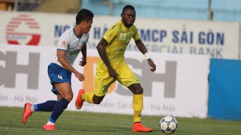 Samson (áo vàng) đã có 22 bàn tại V-League mùa này - ẢNH: Đức Cường