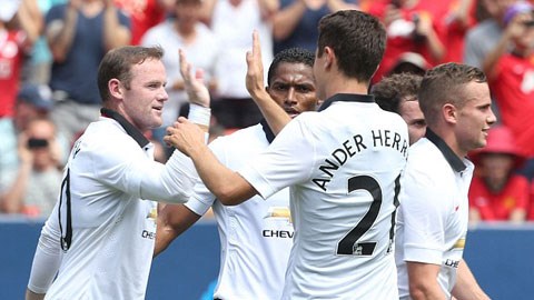 Rooney (trái) để lại dấu ấn trong cả 3 bàn thắng của M.U