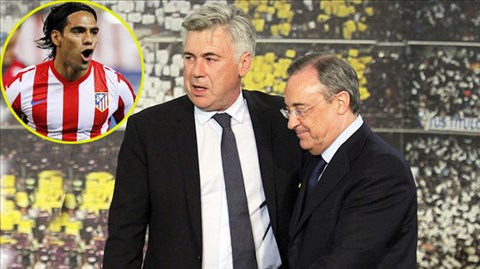 Chủ tịch Perez (bìa phải) vẫn muốn có Falcao dù HLV Ancelotti rất hài lòng với hàng công hiện tại của Real