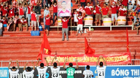 Các cầu thủ Đồng Nai cảm ơn khán giả sau trận thắng SHB.ĐN vì đã không bỏ rơi đội bóng