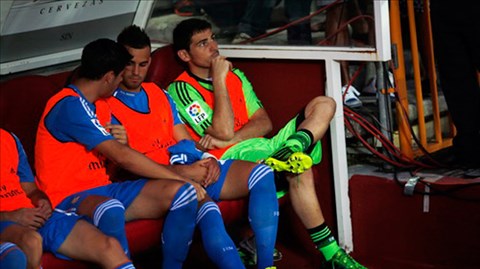 Iker Casillas (bìa phải) nhiều khả năng sẽ ra đi vì không muốn ngồi dự bị ở Real