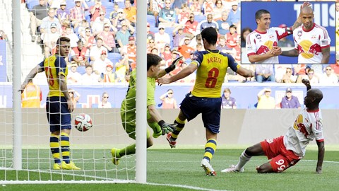 Arsenal khá lúng túng trong sơ đồ mới khiến họ đánh mất thế trận vào tay Red Bulls của Thierry Henry (ảnh nhỏ)
