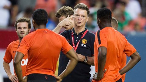 Juan Mata (bìa trái) tiết lộ HLV Louis van Gaal yêu cầu tất cả các cầu thủ Man United phải nói tiếng Anh