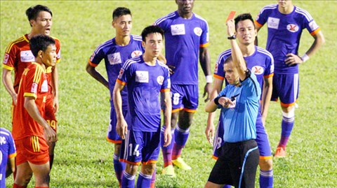 Trọng tài Phùng Đình Dũng đã rút ra 3 thẻ đỏ ở trận HV.AG thua Than.QN 1-2 tại vòng 22 vừa qua