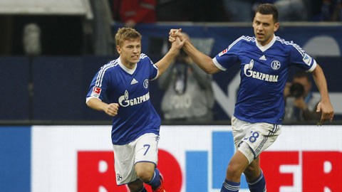 Max Meyer (trái) đã sẵn sàng lập công cho Schalke