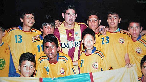 James Rodriguez chụp ảnh lưu niệm cùng các cầu thủ trẻ Deportes Tolima