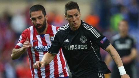 Atletico muốn đưa Torres (phải) trở lại Vicente Calderon
