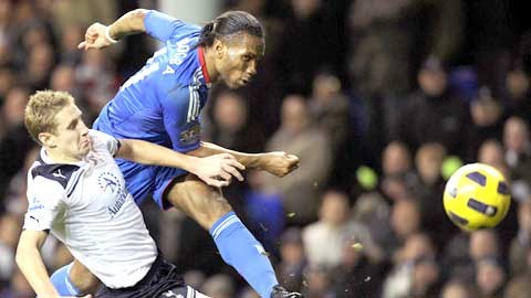 Drogba (áo sẫm) sẽ giúp Chelsea giành chiến thắng