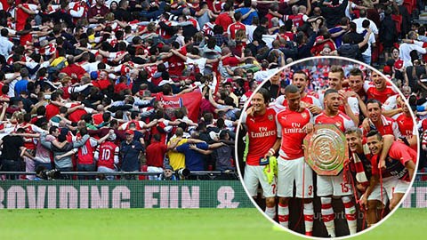 CĐV Arsenal nhảy Poznan ăn mừng danh hiệu mà Arsenal vừa giành được 