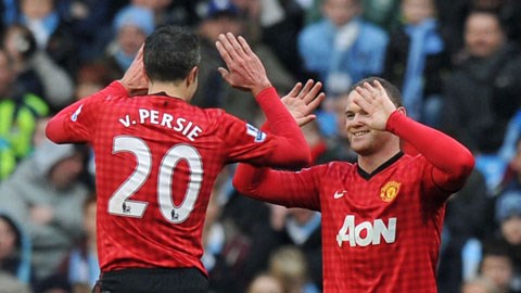 Rooney thay đổi vai trò từ tiền đạo cắm chuyển thành tiền đạo cánh hỗ trợ cho Van Persie