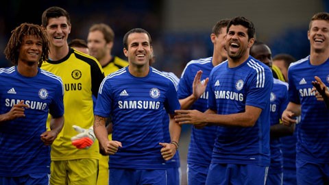 Fabregas (giữa) in dấu giày trong cả 3 bàn thắng của Chelsea vào lưới Burnley