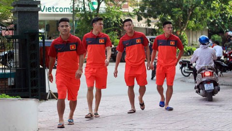 Các cầu thủ đến hội quân tại khách sạn La Thành vào chiều 22/8 - Ảnh: Phan Tùng