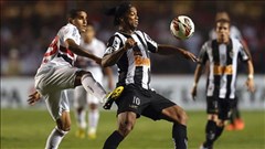 Xem Ronaldinho "dắt mũi" hậu vệ tương lai của Barca Xem Ronaldinho "dắt mũi" hậu vệ tương lai của Barca