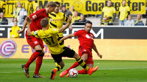 Cú ra chân thành bàn của Bellarabi (bìa phải) vào lưới Dortmund