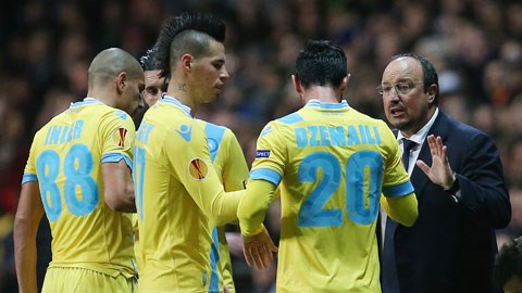Cái duyên đấu Cúp của HLV Benitez (bìa phải) có thể giúp Napoli đi tiếp