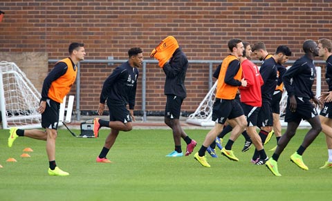 Trở lại Anh, Balotelli vẫn chưa biết cách... mặc áo tập Trở lại Anh, Balotelli vẫn chưa biết cách... mặc áo tập