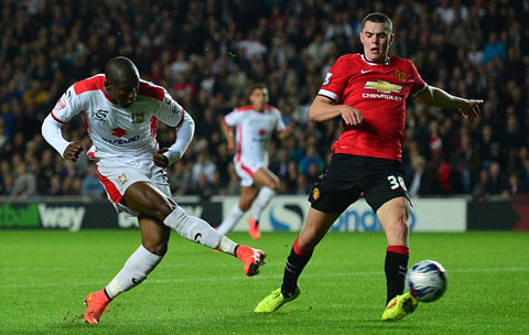“Viện binh” Arsenal cho MK Dons mượn trở thành hung thần của M.U “Viện binh” Arsenal cho MK Dons mượn trở thành hung thần của M.U