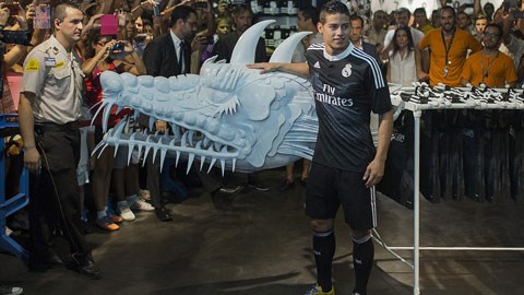 Tân binh James Rodriguez đứng cạnh đầu rồng