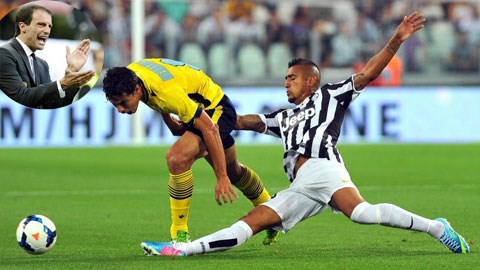 Tân HLV Allegri (ảnh nhỏ) đang gặp khó khăn trong việc định hình lối chơi cho Juventus (áo sọc)