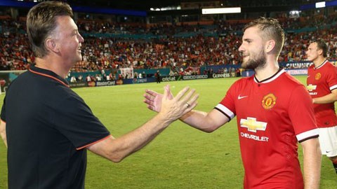 HLV Van Gaal và Luke Shaw trong chuyến tập huấn tại Mỹ