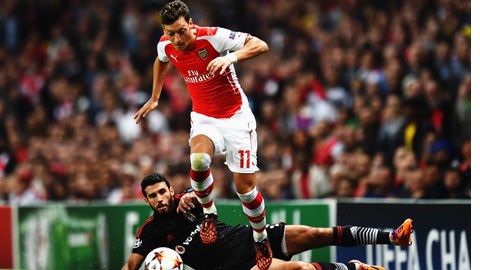 Mesut Oezil trong trận đấu với Besiktas