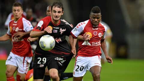 không dễ cho Guingamp (áo đen) khi đá trên sân Le Moustoir
