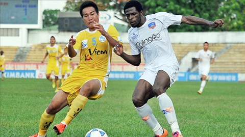 HLV Hoàng Văn Phúc tự tin sẽ giúp QNK Quảng Nam (áo trắng) chơi tốt ở V-League mùa tới