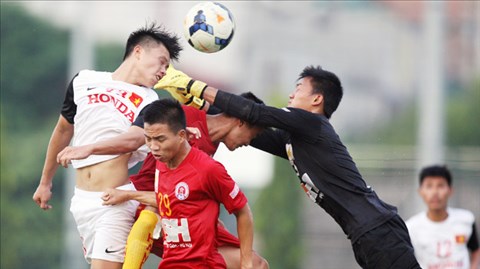 Các cầu thủ Olympic Việt Nam (áo sáng) đã giành chiến thắng trước CLB Hà Nội