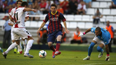 Đang thăng hoa, Messi (giữa) sẽ lại ghi bàn giúp Barca có 3 điểm rời El Madrigal