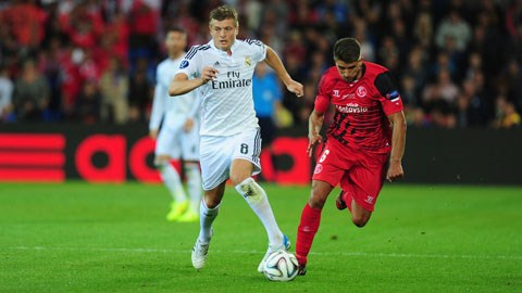 Kroos (trái) đủ sức đảm nhiệm tốt vị trí tiền vệ phòng ngự tại Real