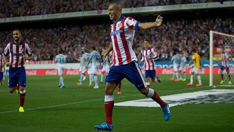 Miranda ghi bàn mở tỉ số từ rất sớm cho Atletico