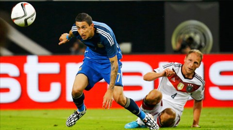 Di Maria (trái) góp công vào cả 4 bàn thắng của Argentina