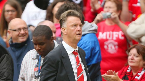 Áp lực đang ngày càng đè nặng lên vai Van Gaal