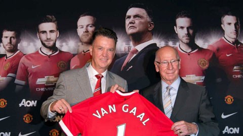 HLV Van Gaal (trái) và Sir Bobby Charlton