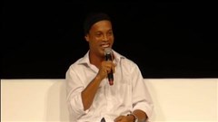 "Chân dài" vô tư chen ngang cuộc phỏng vấn Ronaldinho "Chân dài" vô tư chen ngang cuộc phỏng vấn Ronaldinho