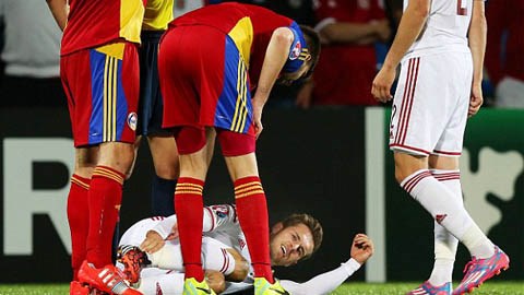 Ramsey dính chấn thương mắt cá