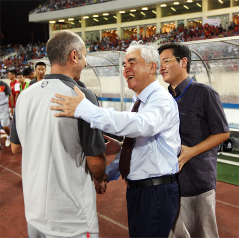 Chủ tịch VFF Lê Hùng Dũng: “Mục tiêu của U19 Việt Nam là ở phía trước” Chủ tịch VFF Lê Hùng Dũng: “Mục tiêu của U19 Việt Nam là ở phía trước”