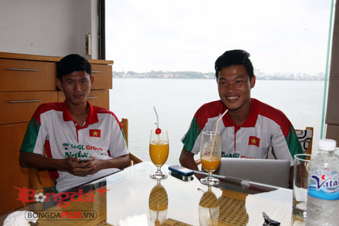 U19 Việt Nam niềm nở đón tiếp người hâm mộ U19 Việt Nam niềm nở đón tiếp người hâm mộ