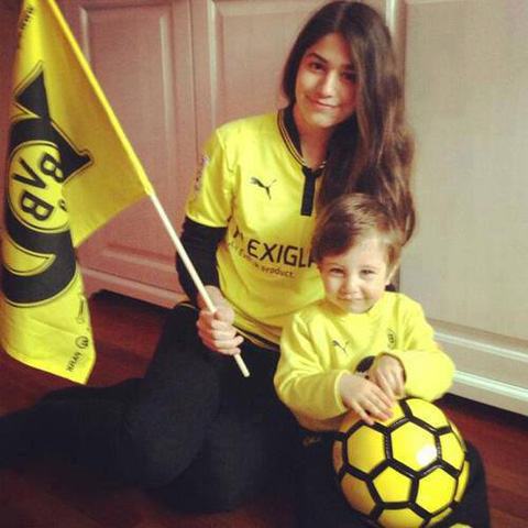 Sahin gây sốc khi kết hôn với em họ Sahin gây sốc khi kết hôn với em họ