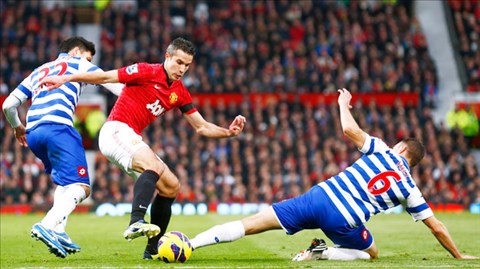 Van Persie (giữa) và đồng đội sẽ lại đánh bại QPR dễ dàng