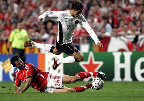 Ferdinand kể chuyện Sir Alex "sấy tóc" cho Ronaldo Ferdinand kể chuyện Sir Alex "sấy tóc" cho Ronaldo