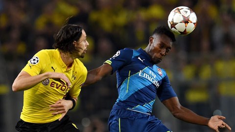 Arsenal (phải) đã thua tâm phục khẩu phục trước Dortmund