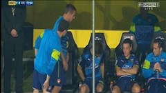 Quá đãng trí, Podolski phải mượn tạm đồ của Oezil Quá đãng trí, Podolski phải mượn tạm đồ của Oezil